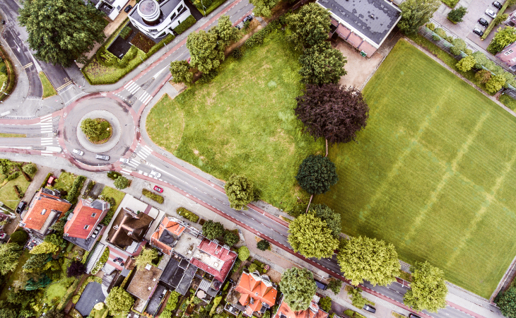 Luchtfoto van woonwijk met rotonde en groenvoorziening voor lokale SEO en regionale marketing strategieën
